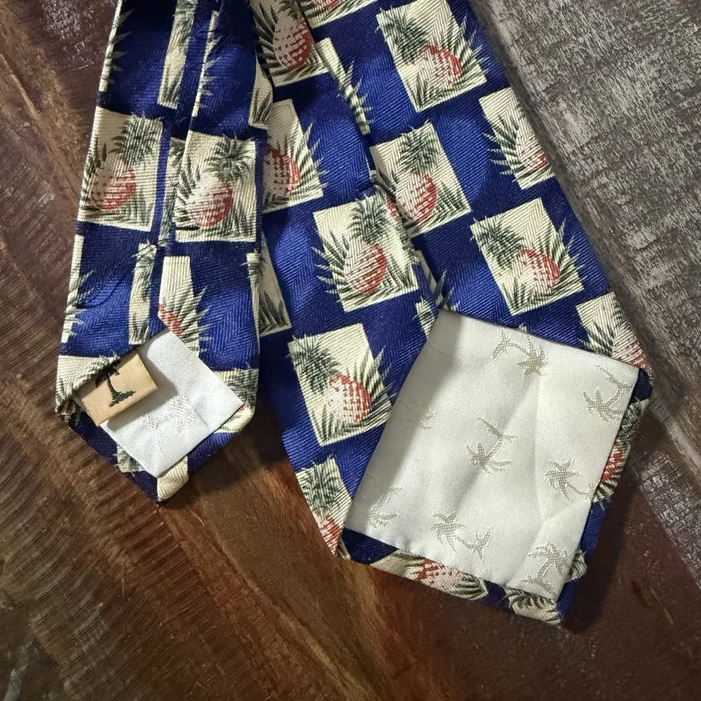 Tommy Bahama 100% Silk Pineapple‎ Square Necktie Blue